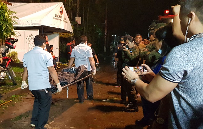 يحمل موظفو صالة الجنازة نقالة مع إحدى جثث ركاب الطائرة التي اصطدمت بمنطقة منتجع في مدينة كالامبا ، جنوب مانيلا ، في 1 سبتمبر 2019